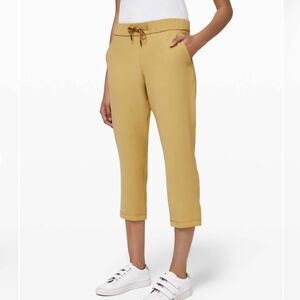 Lululemon Athletica On The Fly Crop 23" Woven Pant In Vintage Gold Size 6
